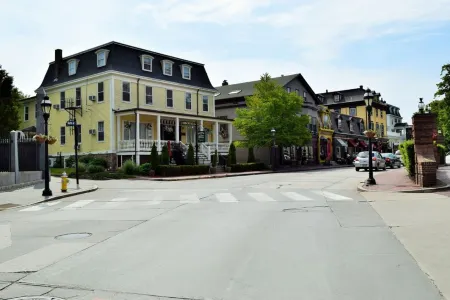 Bellevue Manor Отели рядом с достопримечательностью «Брейкерс»