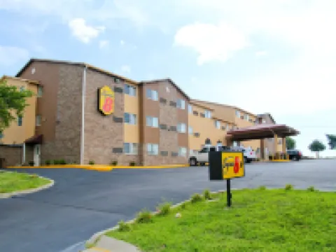 Super 8 by Wyndham Kansas City Hotels in Chouteau Township
