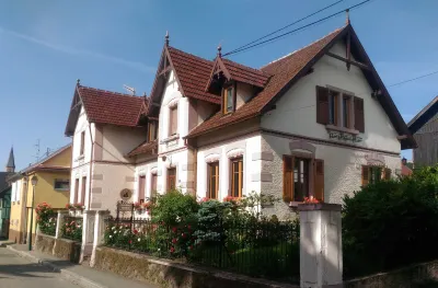 Gîtes au Pied du Haut-Koenigsbourg Hotel dekat Cigoland - Parc des Cigognes et Attractions