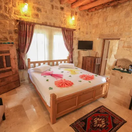 Abu Hayat Cave Suites
