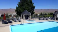 Seaport Inn & Suites - Pools