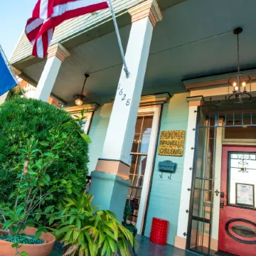 Hostel Auberge Nola Отели рядом с достопримечательностью «Железнодорожная станция Юнион Стейшн»