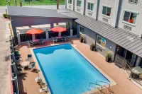 Orangewood Inn and Suites Midtown - piscina