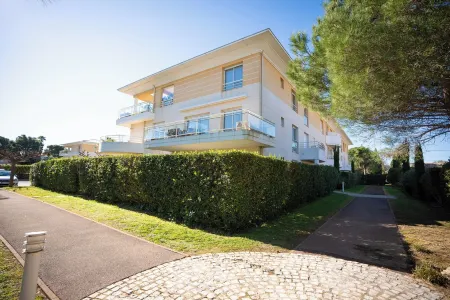 Proche Thalazur et plages, Parking privé, Piscine Отели рядом с достопримечательностью «Nomade de Jaume Plensa»