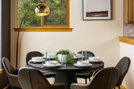 Serene Retreat Amazing Views Hottub Sauna, Xbox