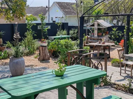 Suzies Huis Restaurant Bed and Breakfast Отели в г. Matroosfontein