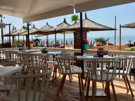 Sunrise Hotel Cameria Отели рядом с достопримечательностью «Beach of Durrës»