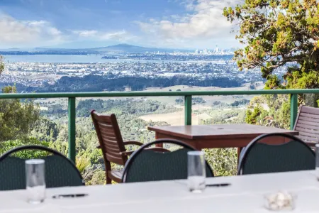 Waitakere Resort & Spa Отели рядом с достопримечательностью «Elements Surf»