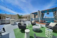 Modern Escape W Pool GYM Parking 10 Min to Cedars