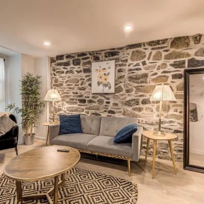 North House - Elegant 1 Bedroom Suite Hotels near Place d Youville