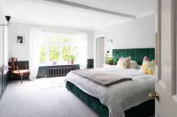 Country Retreat - Sleeps 14 - Large Garden Hotels in Emsworth