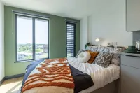 Student Only Winfield Court Hotels in Карлтон