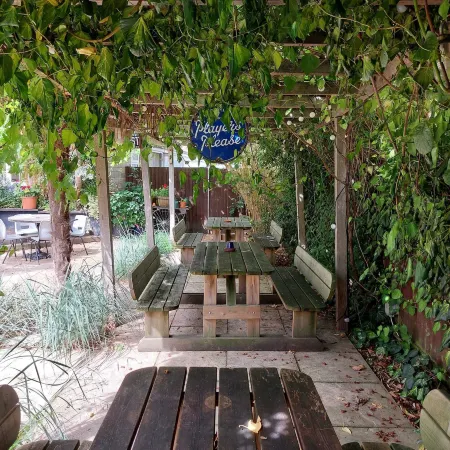 The Five Dials Inn Отели рядом с достопримечательностью «Merriott Gospel Hall»