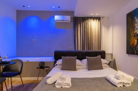 Four Luxury Suite Отели рядом с достопримечательностью «Санта-Мария-делло-Спазимо»