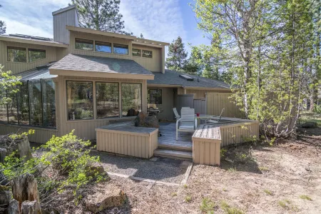 Jacuzzi, Game Room, and Sunroom Escape - Luxurious Family Retreat