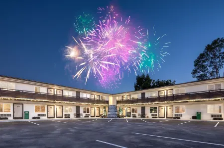 California Inn Отели рядом с достопримечательностью «Луигис Ролликин Роудстерс»