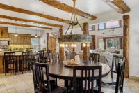 Group Cabin + Lake and Mountain View Pet-friendly, Fireplace, Games, Loft