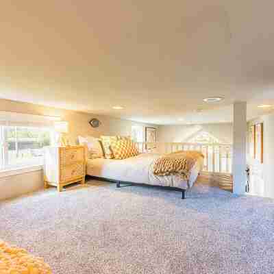 Rainforest Retreat Tiny Home: Bohemian Cottage Rooms