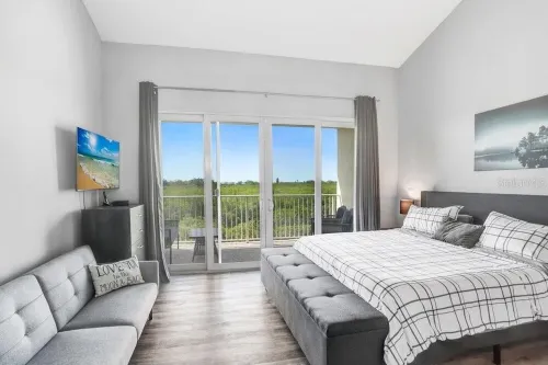 Bayfront Townhouse w/Heated Pool, HotTub, Beach, Marina, tiki bars w/live music