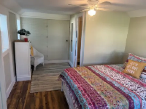 Adorable 2-bedroom home, 2 min walk to lake, restaurants, shops.Near SB Dunes