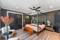 Pop Art on Hedgewood  4BR  Game Room  Hot Tub  Screened Porch  3 Min to Downtown Hotels in Red Bank