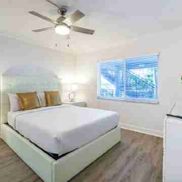 Boca Waterfront • Walk to Beach • Pool & Hot Tub • Gym • Parking Rooms