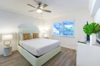 Boca Waterfront • Walk to Beach • Pool & Hot Tub • Gym • Parking