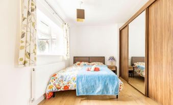 Spacious 3-Bed House with Car Park Near Heathrow