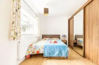 Spacious 3-Bed House with Car Park Near Heathrow