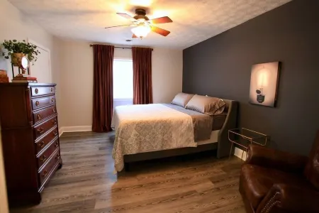 The Lounge - Downtown Chillicothe Отели рядом с достопримечательностью «Адена Стейт Мемориал»