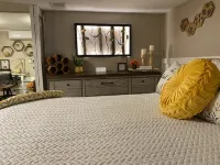 The Hive: A Honeybee-Themed Retreat. Wi-fi, Video Games, EV Charger, Garden View