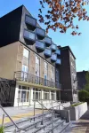 Raymont Hall Hotels near The London Theatre