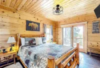 Cozy Cabin-WiFi, Game Room, Mountain Views, Hot Tub Fully Stocked, Pet Friendly!