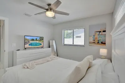 4-Bedroom home with heated/chilled saltwater pool and jacuzzi in Delray beach.