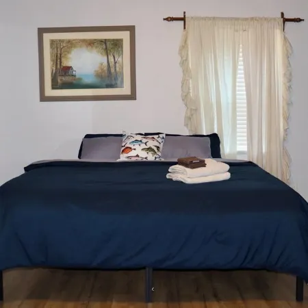 JJ's Lodge: Fisherman’s & Hunters Getaway Отели в г. Хайд