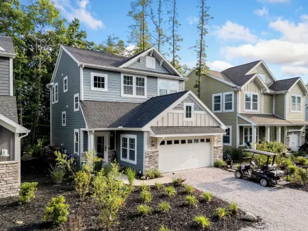 Dog-Friendly lakehouse with gameroom & patio. Golf Cart included for summer 2025