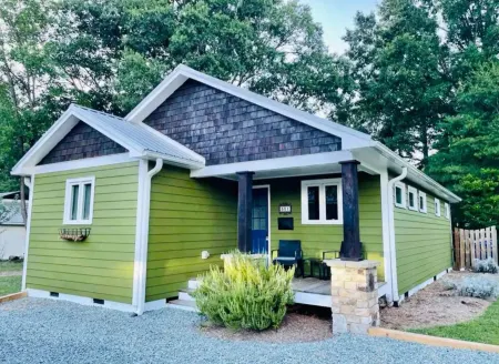 7 Min to UNC Hospital - Walk to Downtown Carrboro / 20 min to Duke Hospital