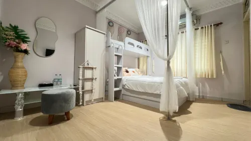 Nira Dark Rooms