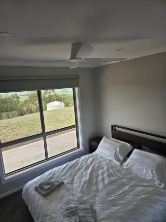 Quiet house with great views and a 5 min drive to town