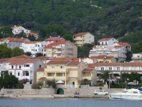 Red Jadro apartment, 250 from the sea, with 32m2 terrace Hôtels à : Barbat na Rabu