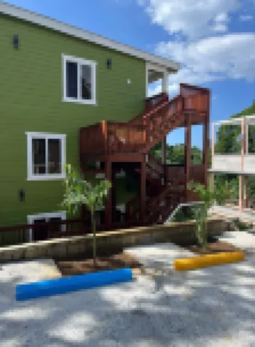 Comfortable 2-bedroom retreat nestled in the vibrant West End- Apt#4 酒店