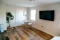 Comfy with Free Parking, 2 beds Near Airport, Park/Hospital!