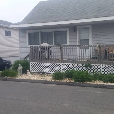 Relaxing summer rental, walking distance to the beach, short ride to the outlets