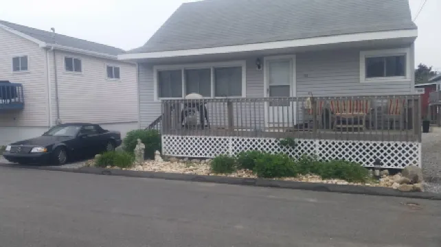 Relaxing summer rental, walking distance to the beach, short ride to the outlets