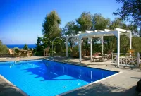 House of character with swimming pool private and seen on sea