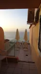 Cozy and relaxing apartment with cliff and sea views, Wifi, pool.