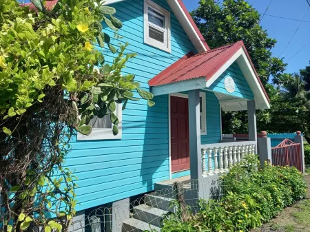 idyllic, caribbean house with A/C right by the sea Отели в г. Калибиши