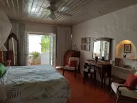 Large Secure 2 Bedroom Apartment with large pool steps to Mullins Beach