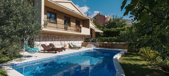 Beach front Holiday Home Villa Radanovic with Pool and Kotor Bay Sea View Hoteles en Dobrota