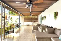 Family Fun/5 Min Airport & Beach/Jacuzzi, BBQ/Kids Pool,Ping Pong /Solar Panels